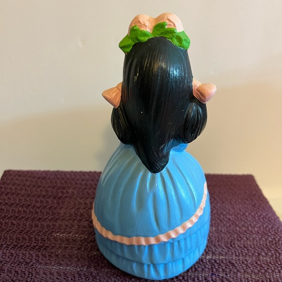 VINTAGE 1970’s CERAMIC SOUTHERN GIRL HOLDING HER CAT. BROWN HAIR BLUE EYES - Picture 6 of 9